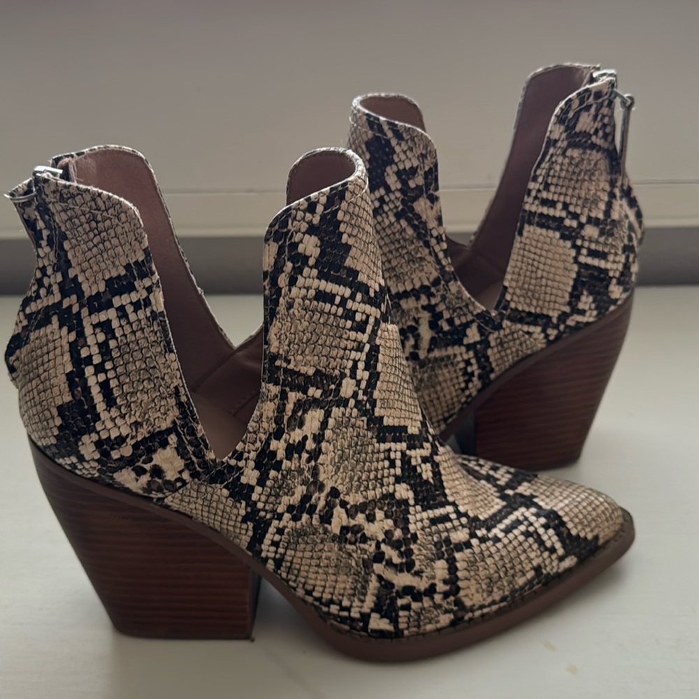 Abound snake 🐍 boots! 
Size 8